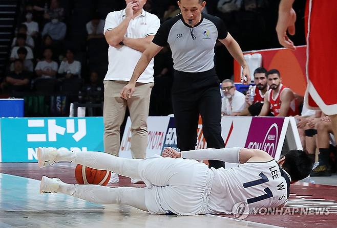 몸 날려 공 살려내는 이우석 (나고야=연합뉴스) 임화영 기자 = 18일 일본 나고야 아이치 인터내셔널 아레나에서 열린2026 아이치·나고야 아시안게임 남자 농구 대한민국 대 이란 4강전. 한국 이우석이 공을 살려내고 있다. 2026.9.18 hwayoung7@yna.co.kr