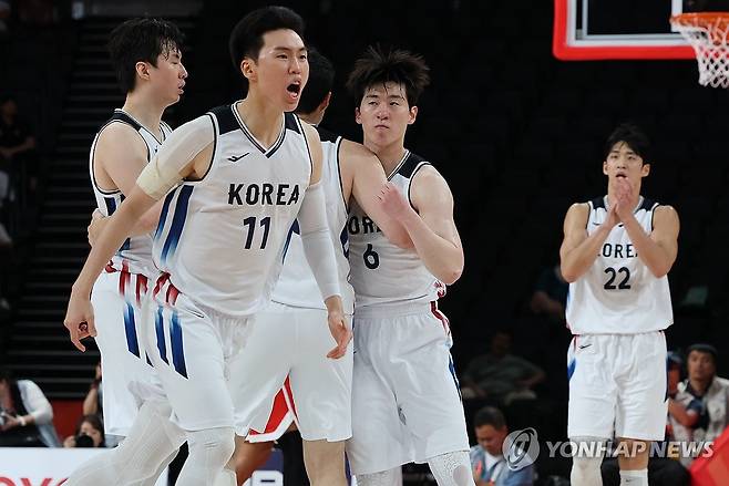 이우석 3점 포효 (나고야=연합뉴스) 이동해 기자 = 18일 일본 나고야 아이치 인터내셔널 아레나에서 열린 2026 아이치·나고야 아시안게임 남자 농구 대한민국 대 이란 4강전. 한국 이우석이 3점슛을 넣은 뒤 환호하고 있다. 2026.9.18 eastsea@yna.co.kr
