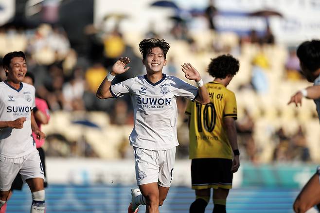 19일 전남 광양 축구전용구장서 열린 K리그2 27리운드 원정경기서 전남을 상대로 선제골을 터트린 수원FC 김도윤이 기뻐하고 있다. 사진=한국프로축구연맹