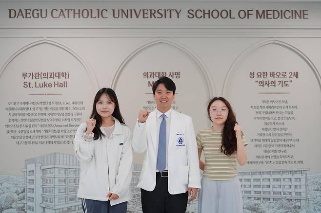 대구가톨릭대학교 의과대학 정형외과학교실 송석균 교수와 학생 연구팀. /대구가톨릭대학교의료원 제공