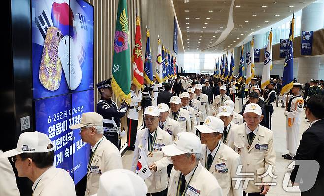 6·25 전쟁 참전유공자들이 경기 수원 영통구 수원컨벤션센터에서 열린 6·25 전쟁 제76주년 위로연장으로 향하고 있다. (청와대통신사진기자단) 2026.6.25 ⓒ 뉴스1 이재명 기자
