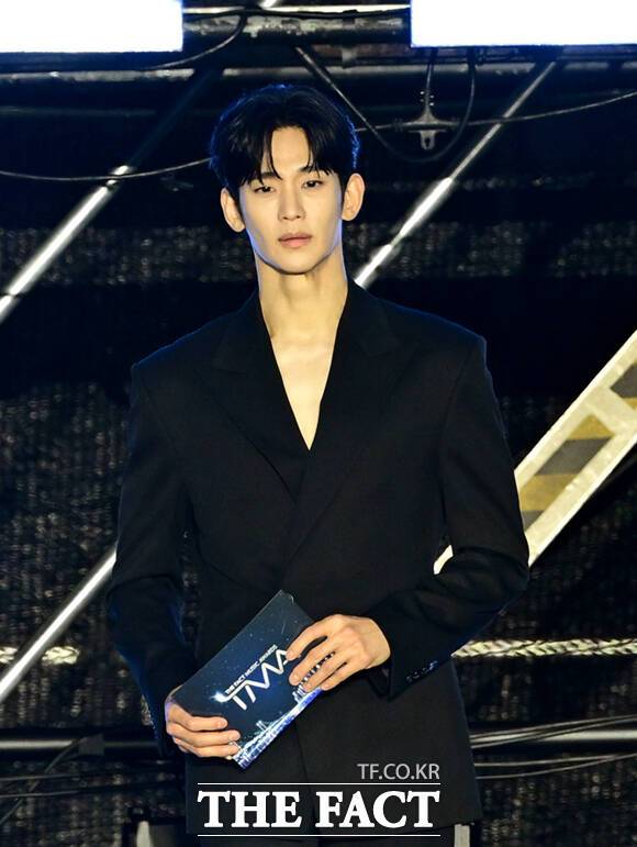 <더팩트>가 주최하고 팬앤스타와 UCW가 주관하는 ‘2026 더팩트 뮤직 어워즈(2026 THE FACT MUSIC AWARDS, TMA)’가 19일 오후 부산 연제구 부산아시아드주경기장에서 열린 가운데 배우 김수현이 시상자로 등장하고 있다. /부산아시아드주경기장=이새롬 기자