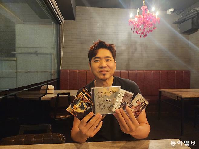 가수 김조한이 솔리드 앨범 1∼3집과 자신의 솔로 앨범을 들고 웃고 있다. 그는 오래된 노래도 지금의 목소리로 다시 들어 봐 달라고 했다. 오래된 음악도, 오래된 친구도 새롭게 바라보는 것. 김조한이 말하는 빈티지다. 유재영 기자 elegant@donga.com