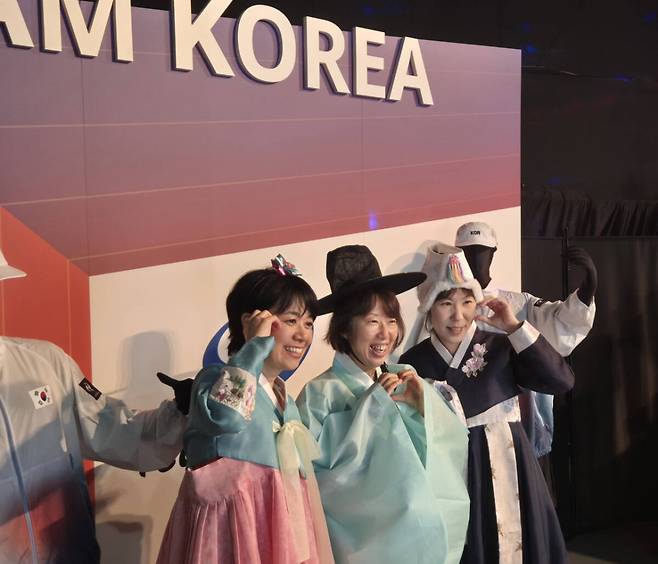 코리아하우스를 찾은 관광객들이 한복을 입고 기념촬영을 하고 있다. 임창만기자