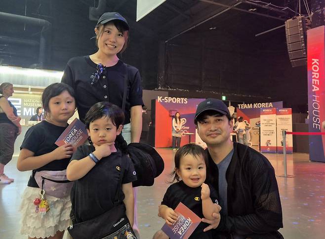 19일 오전 나고야 라이브스에 위치한 코리아하우스를 찾은 아카가와씨 가족. 임창만기자