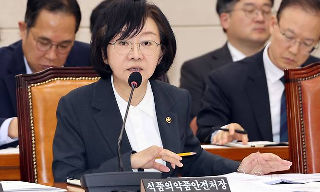 오유경 식품의약품안전처장이 지난 17일 국회에서 열린 보건복지위원회 전체회의에서 임신 중지 약물 ''미프진''과 관련한 질문에 답변하고 있다. 연합