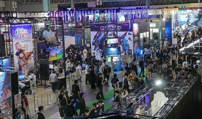 도쿄게임쇼 '북새통' (지바=연합뉴스) 김주환 기자 = 도쿄게임쇼(TGS) 2026 개막 이튿날인 18일 일본 지바현 마쿠하리 멧세 전시장 내부가 관람객으로 북적이고 있다. 2026.9.18 jujuk@yna.co.kr