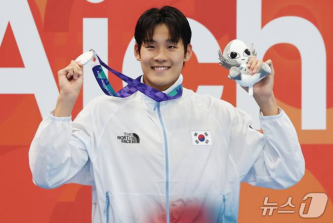 20일 도쿄 아쿠아틱스 센터에서 열린 2026 아이치·나고야 아시안게임 수영 남자 100m 자유형 시상식에서 은메달을 획득한 김영범이 메달을 들어보이고 있다. 2026.9.20 ⓒ 뉴스1 김민지 기자