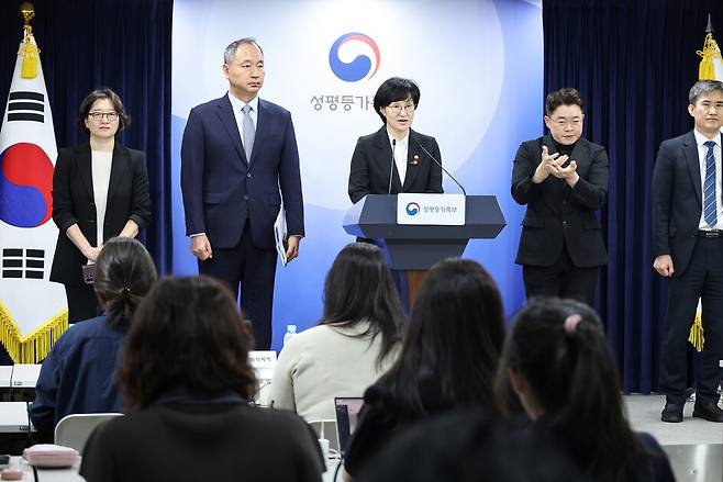 원민경 성평등가족부 장관이 16일 서울 종로구 정부서울청사에서 임신중지 약물 도입 방안 브리핑을 하고 있다. 연합뉴스