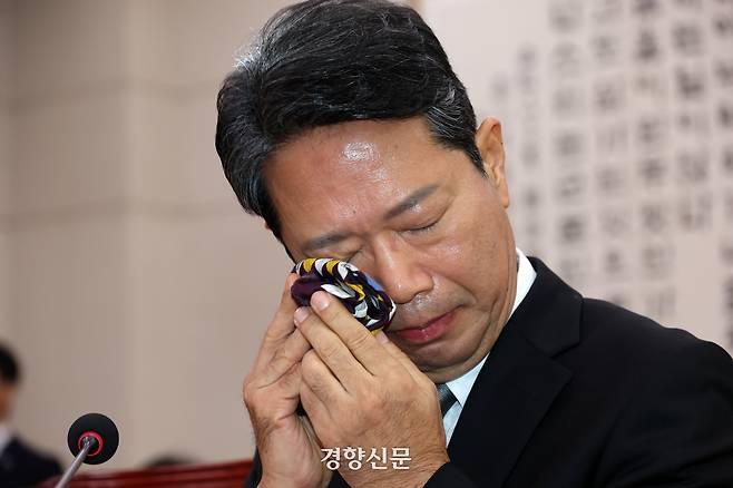 김승원 더불어민주당 의원이 지난 15일 국회 법제사법위원회에서 열린 법무부 장관 인사청문회에서 손수건으로 얼굴을 훔치고 있다. 권도현 기자
