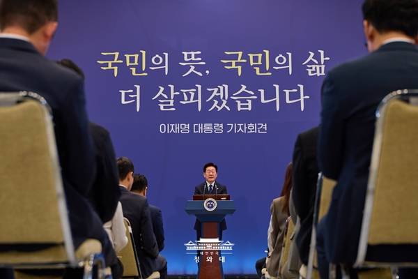 ▲ 이재명 대통령이 지난 18일 청와대에서 기자회견을 하는 모습. 사진=청와대