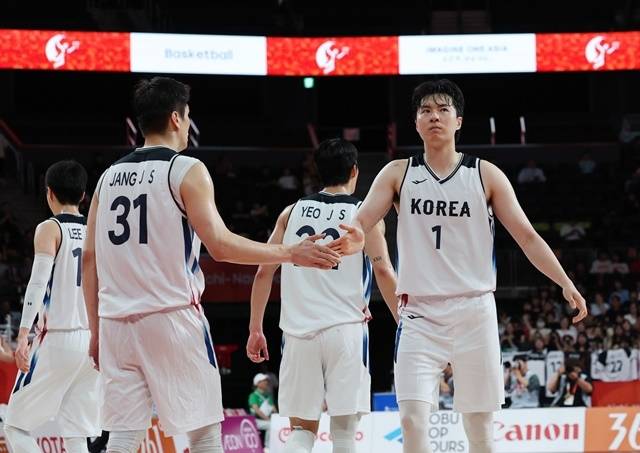 18일 일본 나고야 아이치 인터내셔널 아레나에서 열린 2026 아이치·나고야 아시안게임 남자 농구 대한민국 대 이란 4강전. 한국 이현중이 득점한 뒤 장재석과 하이파이브를 하고 있다. 사진=연합뉴스