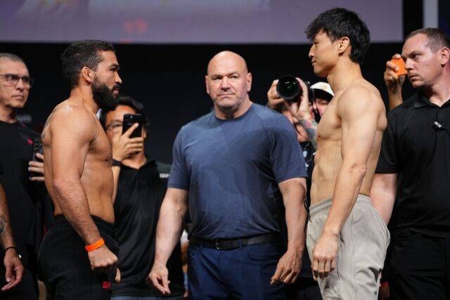 최두호(오른쪽)와 핏불(왼쪽)이 페이스오프 하고 있다. /UFC 제공
