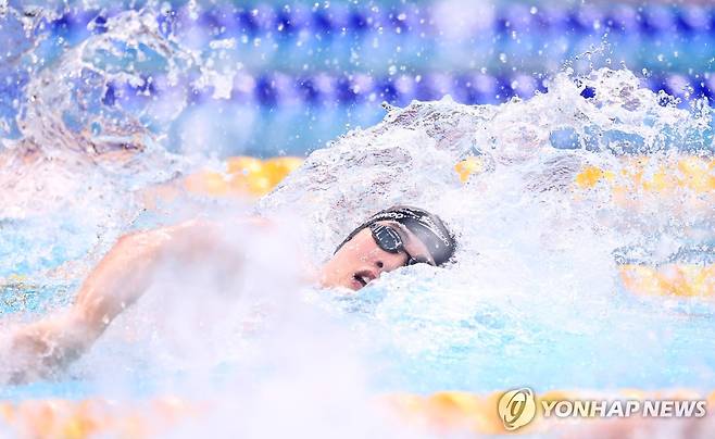역영하는 황선우 (도쿄=연합뉴스) 윤동진 기자 = 20일 도쿄 아쿠아틱스 센터에서 열린 2026 아이치·나고야 아시안게임 수영 남자 100m 자유형 결승. 한국 황선우가 역영하고 있다. 2026.9.20 mon@yna.co.kr