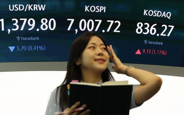 21일 서울 중구 하나은행 딜링룸에서 직원이 업무를 보고 있다. 연합뉴스