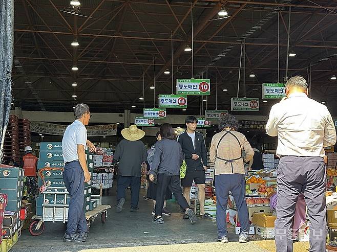 21일 오전 찾은 광주특별시 북구 각화농산물도매시장. 명절 선물로 과일을 사러 온 시민들의 발걸음이 이어졌다.