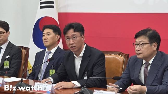 오세진 DAXA 의장 겸 디지털엑스(구 코빗) 대표(왼쪽에서 세 번째)가 21일 오후 국회의사당에서 열린 '디지털자산(가상자산) 과세제도 개선 정책간담회'에서 발언하고 있다. /사진=비즈워치
