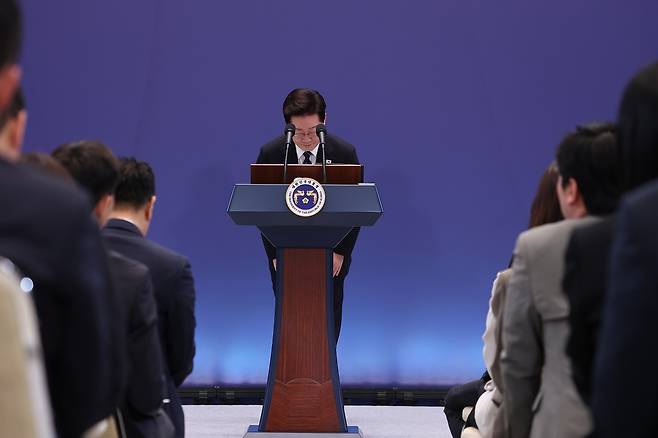 이재명 대통령이 18일 청와대 영빈관에서 열린 현안 기자회견을 마친 뒤 취재진에게 인사하고 있다. (청와대통신사진기자단) 2026.9.18/뉴스1