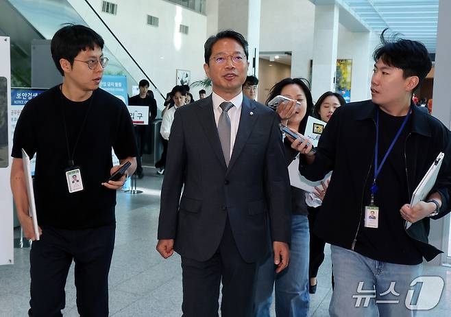 김승원 법무부 장관 후보자가 지난 19일 서울 영등포구 여의도 국회 소통관에서 후보자직 사퇴 기자회견을 마친 뒤 기자회견장을 나서고 있다. 2026.9.19 ⓒ 뉴스1 김진환 기자