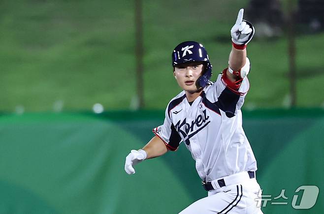 21일 일본 아이치현 오카자키 중앙종합공원 야구장에서 열린 2026 아이치·나고야 아시안게임 야구 조별리그 1차전 대한민국과 대만의 경기, 대한민국 윤동희가 8회말 2사 주자없는 상황에서 1점 홈런을 치고 기뻐하고 있다. 2026.9.21 ⓒ 뉴스1 김도우 기자
