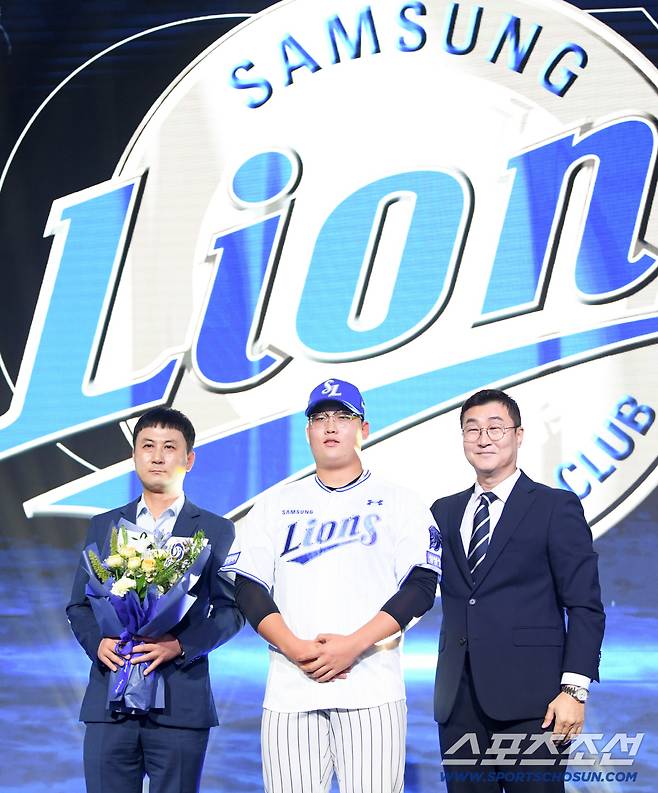 2027 KBO 신인 드래프트가 21일 서울 송파구 롯데호텔 월드 크리스탈볼룸에서 열렸다. 삼성에 1라운드 지명된 광주진흥고 김민훈이 이종열 단장과 기념촬영을 하고 있다. 잠실=박재만 기자 pjm@sportschosun.com/2026.09.21/