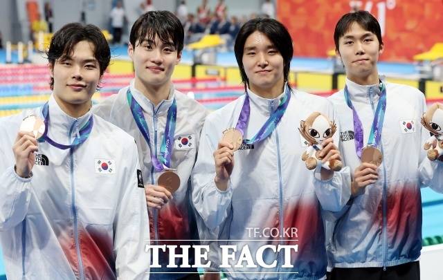 한국 수영 남자 자유형 계영 대표팀이 2026 아이치·나고야 아시안게임 계영 800m에서 동메달을 획득했다. 사진은 21일(현지 시간) 오후 일본 도쿄도 고토구 도쿄아쿠아틱스센터에서 열린 2026 아이치·나고야 아시안게임 경영 남자 계영 800m 시상식에서 동메달을 획득한 황선우, 김우민, 이호준, 양재훈이 포즈를 취하고 있는 모./뉴시스