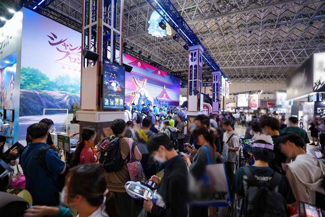지난 19일 일본 마쿠하리 멧세에서 열린 ‘TGS 2026’에서 관람객들이 ‘샹그릴라 프론티어: 일곱 최강종’을 시연하기 위해 넷마블 부스 앞에서 기다리고 있다. 넷마블 제공
