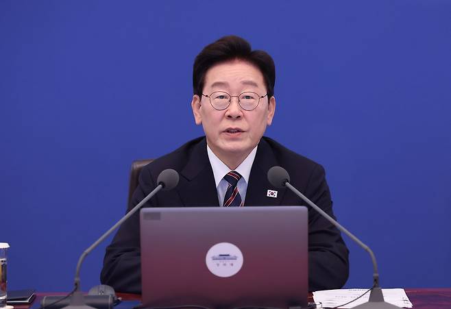 이재명 대통령이 21일 청와대에서 열린 대통령 주재 수석보좌관회의에서 발언하고 있다. 청와대사진기자단
