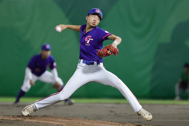 21일 일본 아이치현 오카자키 중앙종합공원야구장에서 열린 2026 아이치·나고야 아시안게임 야구 B조 조별리그 1차전 대한민국과 대만의 경기. 1회말 대만 선발투수 린이웨이가 역투하고 있다. 연합뉴스
