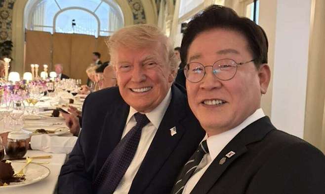 이재명 대통령과 도널드 트럼프 미국 대통령이 지난 6월 16일(현지시간) 프랑스 에비앙레뱅에서 열린 주요 7개국(G7) 정상회의 공식 만찬에서 기념 촬영을 하고 있다. 이재명 대통령 X 캡처