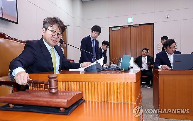 국토위, 홍지선 국토교통부 장관 후보 청문보고서 채택 (서울=연합뉴스) 배재만 기자 = 21일 국회에서 열린 국토교통위원회 전체회의에서 유의동 위원장이 홍지선 국토교통부 장관 후보자에 대한 인사청문 경과보고서 채택 안건을 의결하고 있다. 보고서에 더불어민주당은 적격, 국민의힘은 부적격 의견을 각각 병기했다. 2026.9.21 scoop@yna.co.kr