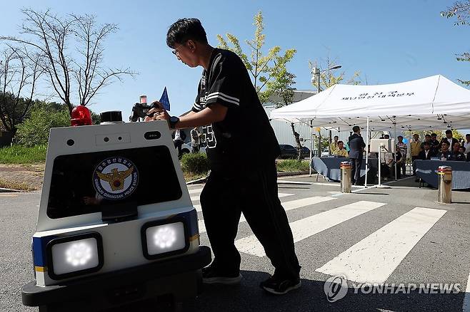 현장 충격 시연되는 AI 순찰 로봇 (전남광주=연합뉴스) 민현기 기자 = 21일 오후 전남광주 광산구 남부대학교 수영장 주차장에서 광주 광산경찰서의 AI 순찰 로봇 현장 충격 시연이 진행되고 있다. 2026.9.21 mhk0226@yna.co.kr