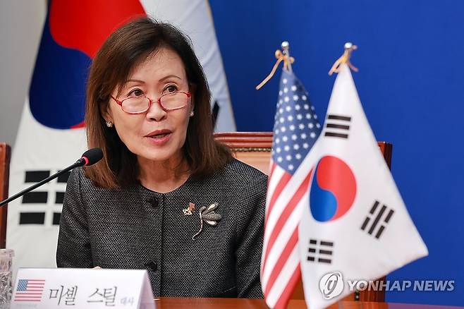 인사말하는 미셸 스틸 주한미국대사 (서울=연합뉴스) 신현우 기자 = 미셸 스틸 주한미국대사가 15일 국회에서 더불어민주당 김민석 대표를 예방, 인사말하고 있다. 2026.9.15 nowwego@yna.co.kr