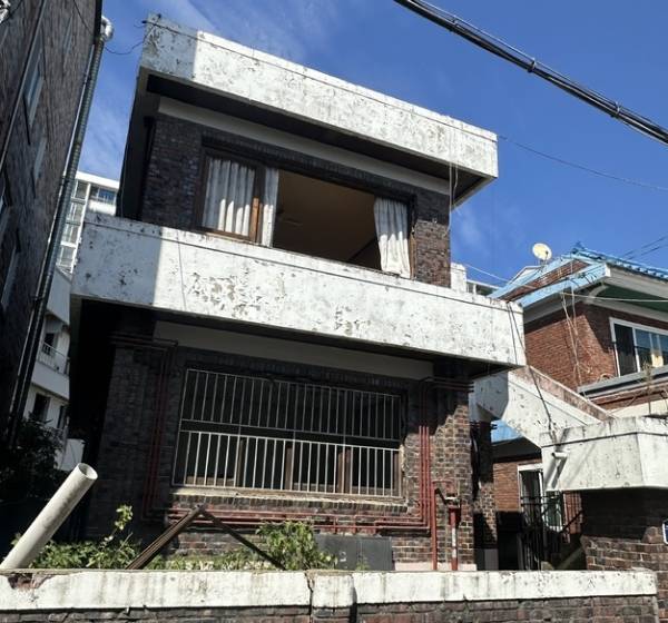 지난 4월 LP가스 폭발 사고의 충격으로 멈춰버린 채 방치된 청주시 흥덕구 봉명동의 한 피해 주택 모습. /조은영 기자