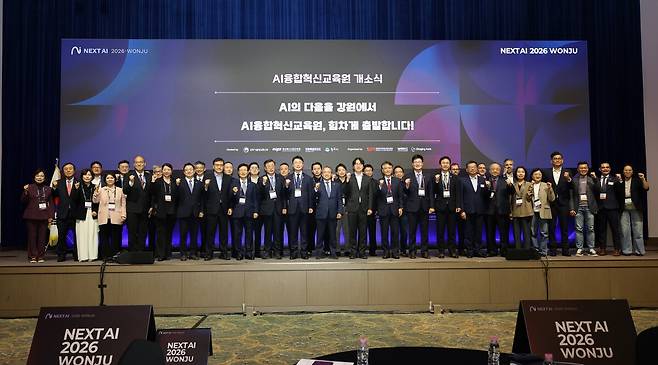 ◇‘AI융합혁신교육원’ 개소식이 지난 17일 원주 인터불고 호텔에서 송기헌 국회 과학기술정보방송통신위원장과 류제명 과학기술정보통신부 제2차관, 하정우 국가AI전략위원회 상근부위원장, 구자열 원주시장, 문정환 원주시의장, 신원철 경제부지사, 박윤규 정보통산산업진흥원장, 홍승권 건강보험심사평가원장, 허먼 우 엔비디아 수석강사, 헨리 후 슈퍼마이크로 이사, 제리 량 리드텍 대표, 콜린 황 디지타임즈 대표 등 국내외 AI 전문가들이 참석한 가운데 열렸다. 원주=허남윤기자