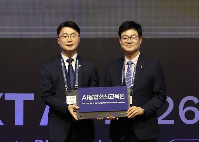 ◇류제명 과학기술정보통신부 차관은 17일 원주 인터불고호텔에서 열린 글로벌 AI 포럼 ‘NEXT AI 2026 WONJU’에서 구자열 원주시장에게 'AI융합혁신교육원' 현판을 전달했다.