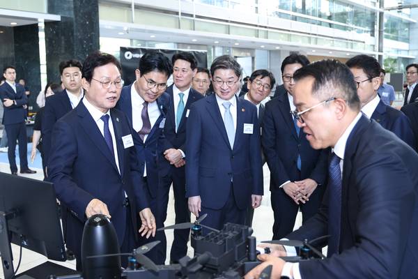박완수 경남도지사와 행사 참석자들이 22일 서울 여의도 한국산업은행 본점 1층 스타트업 IR센터에서 열린 '피지컬AI 지역거점 발전 포럼'에 참석해 드론 관련 설명을 듣고 있다. /경남도