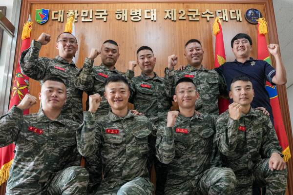 사고 현장에서 활약한 김재민 대위 등 9명. 해병대 제2사단 제공
