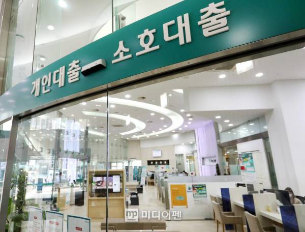 국내 은행권의 7월 원화대출 연체율이 10년래 최고치를 기록했다. 상·매각 등 연체채권 정리 규모가 크게 줄어든 까닭인데, 중앙그룹 계열사의 기업회생·워크아웃도 연체율에 영향을 준 모습이다. 아울러 기업·가계에서 일제히 부실 징후가 나타나, 은행권의 건전성 관리가 요구된다./사진=미디어펜 김상문 기자