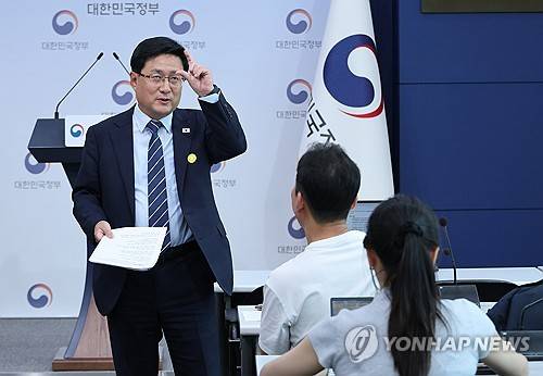 원전 공론화 계획 발표 앞둔 김성환 기후부 장관(서울=연합뉴스) 안정원 기자 = 김성환 기후에너지환경부 장관이 22일 서울 종로구 정부서울청사 별관에서 안정적인 전력공급 등을 위해 3개월간 원전 공론화를 추진한다는 내용의 브리핑에 앞서 기자들과 대화하고 있다. 2026.9.22 jeong@yna.co.kr
