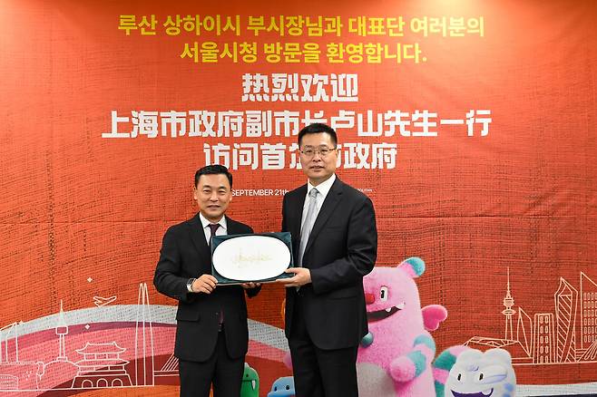 정상훈 행정1부시장과 루 산(Lu Shan) 상하이시 부시장