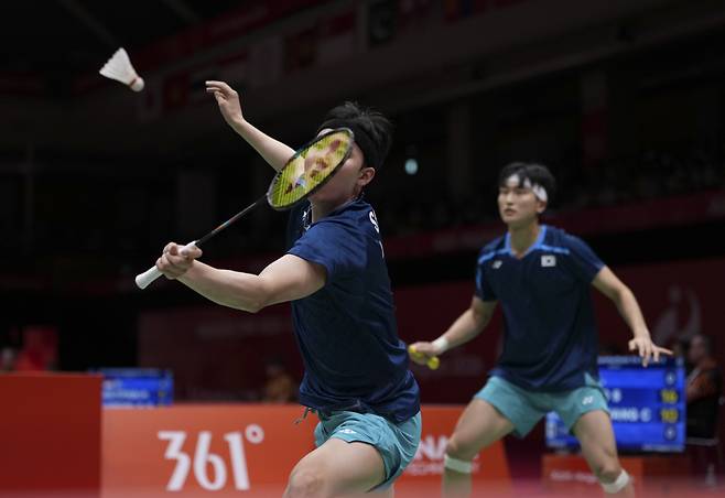 Kim Won Ho/Seo Seung Jae (front) of South Korea compete during the doubles match against Liang Weikeng/Wang Chang of China during the men's team quarterfinal match of badminton between China and South Korea at the 20th Asian Games Aichi-Nagoya 2026 in Ichinomiya, Japan, Sept. 22, 2026. (Xinhua/Li Bo) <저작권자(c) 연합뉴스, 무단 전재-재배포, AI 학습 및 활용 금지>