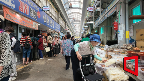 추석을 사흘 앞둔 22일 오전 광주 북구 말바우시장이 명절 장을 보러 나온 시민들로 붐비고 있다. 송보현 기자