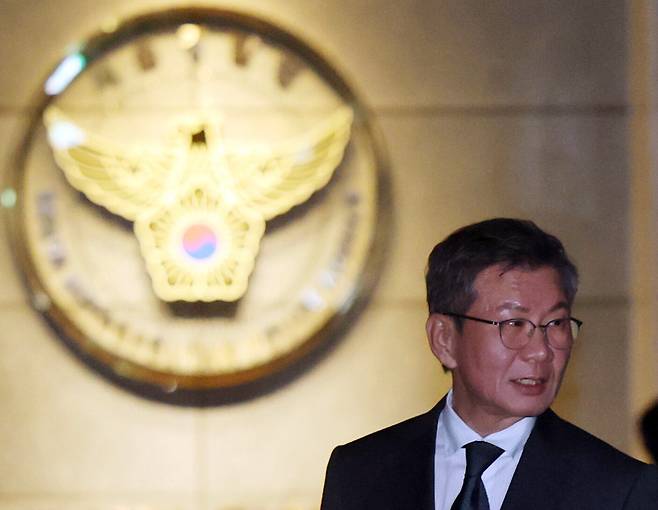 홍명보 전 축구대표팀 감독 선임 과정에 부당하게 개입했다는 의혹을 받는 정몽규 전 대한축구협회 회장이 지난 2일 경찰 조사를 마친 뒤 서울경찰청 광역수사단 금융범죄수사대를 나서고 있다. /연합뉴스