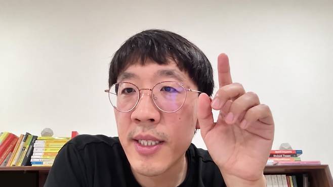 2022년 필즈상 수상자인 허준이 미국 프린스턴대 교수가 최근 다른 저명 수학자들과 함께 오픈AI의 수학 난제 풀이를 비판하는 성명을 내 화제가 됐다. 허 교수는 18일 화상 인터뷰에서 “이번 AI 논문은 본인의 해법이 맞다는 것만 보여 준 문서”라며 “AI를 활용해 서로 배우고 발전하는 선순환을 만드는 것이 중요하다”고 강조했다. 줌 화면 캡처