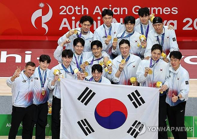 기념촬영하는 남자 농구 대표팀. 연합뉴스