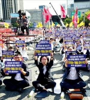 전국에서 모인 약사와 약대생들이 지난 20일 서울 광화문 동화면세점 앞에서 비대면 진료 의약품 배송 확대 저지 등을 촉구하는 시위를 하고 있다. 뉴스1