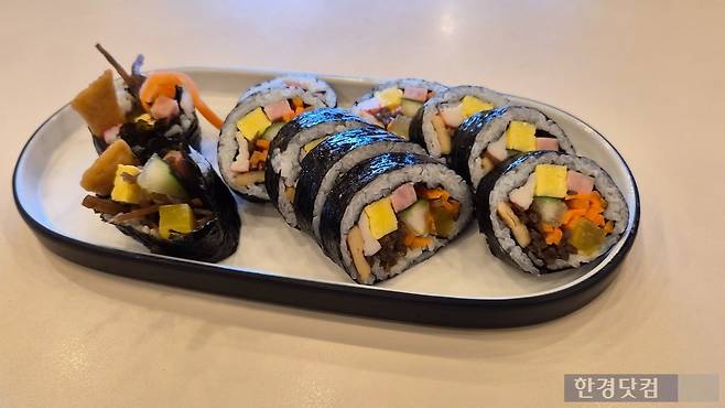 이날 나온 기본 김밥에는 시금치가 빠져있었다. /사진=박상경 기자