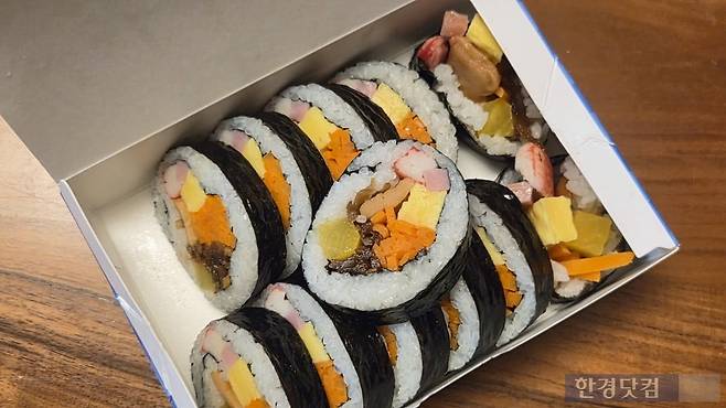 21일 저녁에 포장해온 기본 김밥에도 시금치가 빠져있었다. /사진=박상경 기자