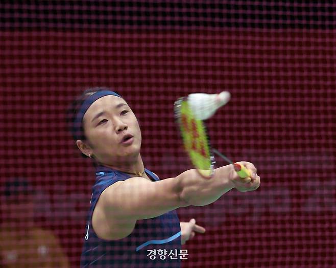 안세영이 22일 일본 아이치현 이치노미야 시립체육관에서 열린 2026 아이치·나고야 아시안게임 배드민턴 여자단체 8강전 첫 경기에서 말레이시아 레차나 카투파테반을 상대로 공격하고 있다. 2026.9.22. 나고야|강윤중 선임기자